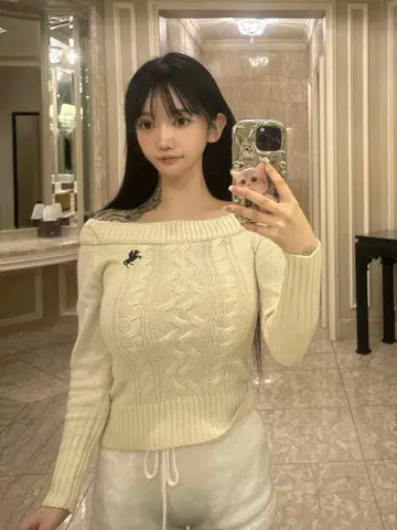 아이보리 오프숄더 케이블 니트