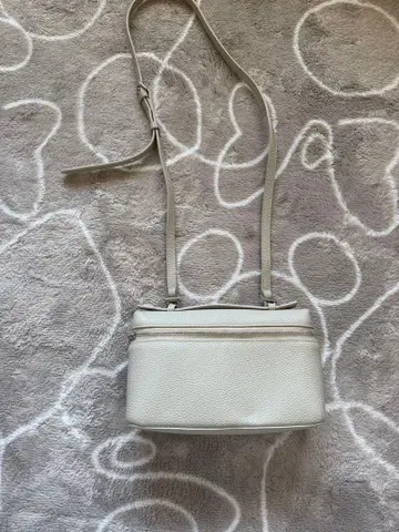 화이트 가죽 숄더백