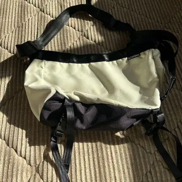 CHROME 바디백 화이트 블랙