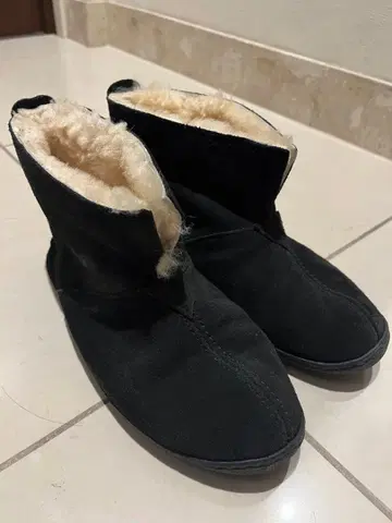 미네통카 블랙 스웨이드 숏 어그 부츠 24cm