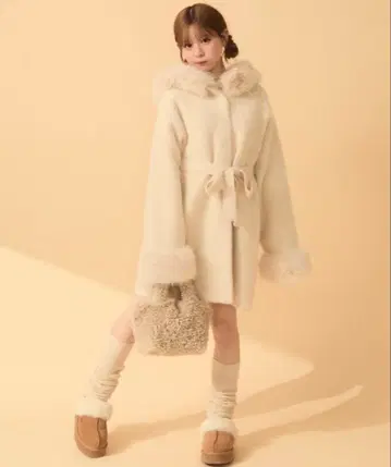 TITTY&CO. 퍼 부착 롱 코트 (아이보리)