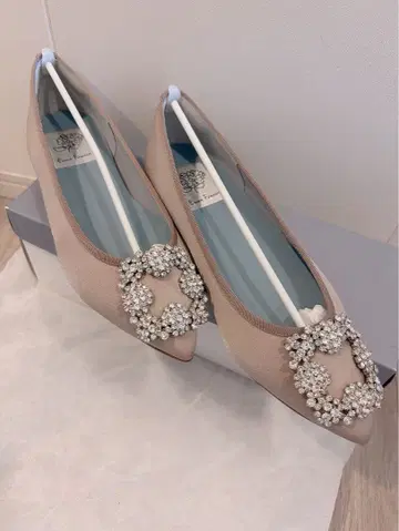 엠마 프란시스 플랫 비쥬 버클 펌프스 (베이지 새틴)