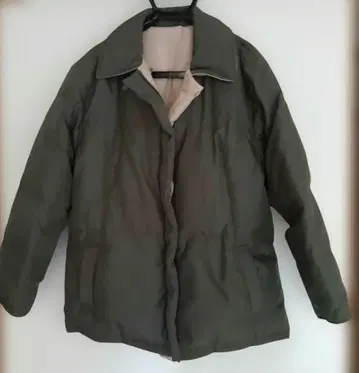 올리브 그린 리버서블 다운 자켓