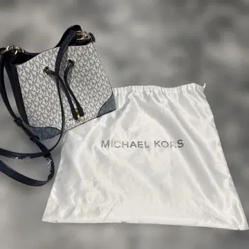 MICHAEL KORS 버킷백 화이트/네이비 수납 가방 포함