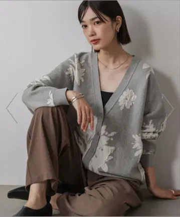 부즈루드 플라워 자카드 돌먼 니트 가디건