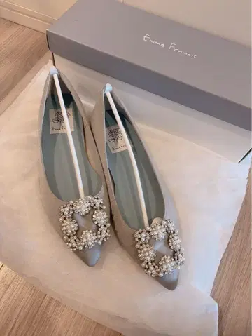 엠마 프란시스 플랫 비쥬 버클 펌프스 (그레이 새틴)