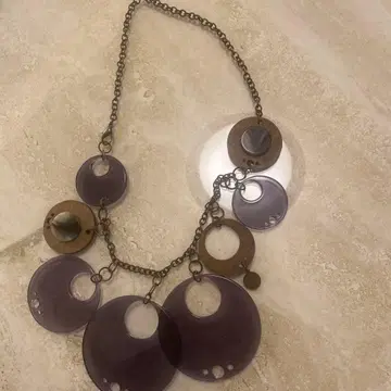 시선을 사로잡는 빅 사이즈의 모던한 목걸이