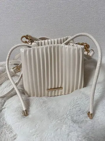 화이트 플리츠 숄더백