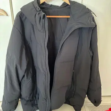 GU 블랙 후드 부착 다운 자켓