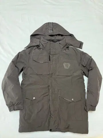 다크 그레이 후드 부착 다운 자켓