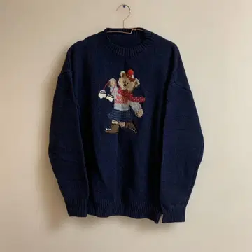 곰 자수 네이비 긴팔 스웨터