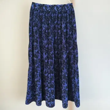 블랙과 파랑 꽃무늬 플리츠 스커트
