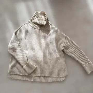 리브 터틀넥 스웨터 베이지