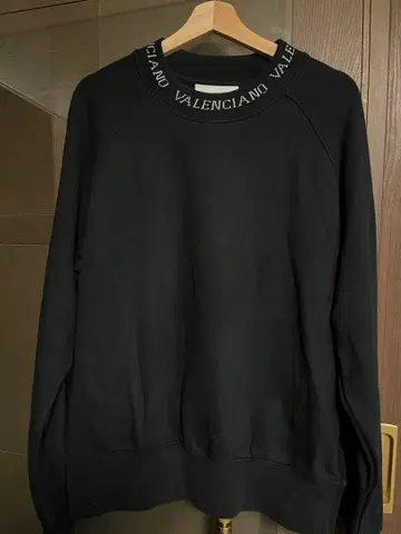 VALENCIANO 블랙 맨투맨