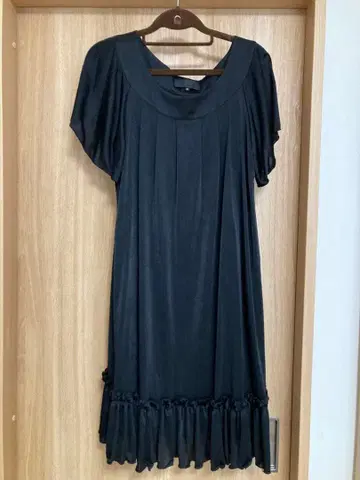 블랙 반팔 원피스 프릴 포함