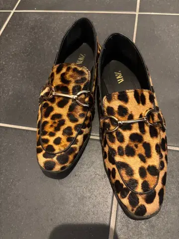 ZARA 레오파드 무늬 비트 로퍼 플랫