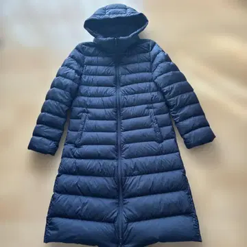 유니클로 울트라 라이트 다운 후드 부착 롱 코트 네이비 수납 가방 포함