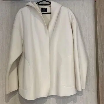 MARBLE WALTZ 후드 부착 화이트 코트