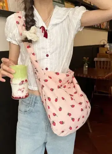 딸기 무늬 핑크 숄더백
