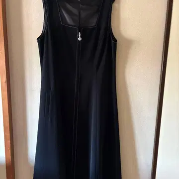 슬리브리스 블랙 원피스 지퍼 포함