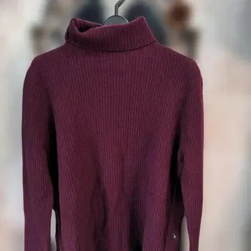 버건디 리브 터틀넥 스웨터