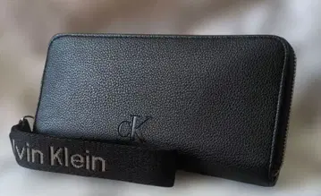 [ 새상품 ] 캘빈클라인 스트랩 장지갑 블랙