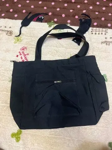 블랙 심플 토트백 외부 포켓 포함
