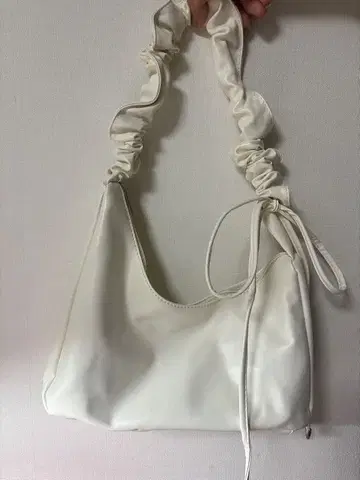 화이트 숄더백 슬리브 스트랩