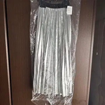 새상품 플리츠 롱 스커트 실버 size38