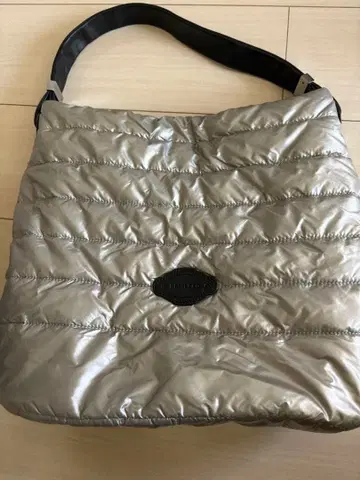 실버 퀼팅 백 케스 로드