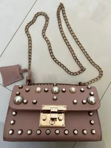 스터드와 펄 장식의 숄더백