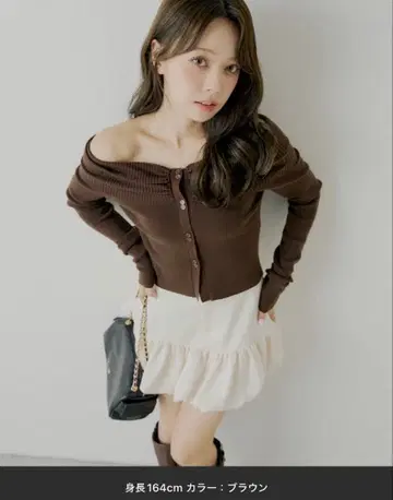 Chico 프론트 버튼 오프숄더 니트