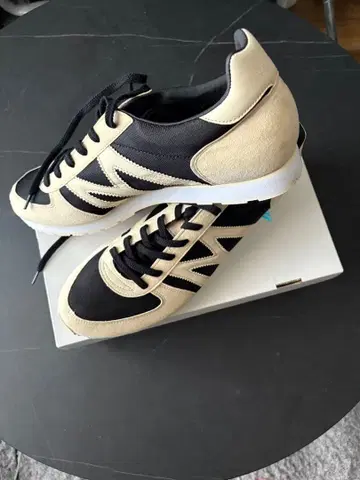 MIZUNO MR1 SP 베이지/블랙 스웨이드 스니커즈