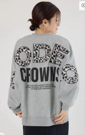 로데오 크라운 애니멀 페이크 퍼 아플리케 맨투맨 상의 그레이