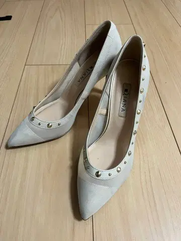 DIANA 스터드 장식 화이트 하이힐