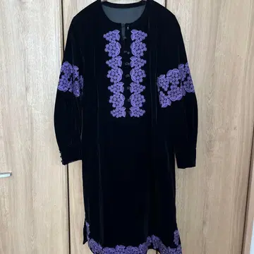 블랙 벨벳 자수 원피스