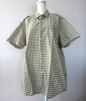 새상품급 HUGO BOSS 체크 무늬 반팔 셔츠 L 사이즈