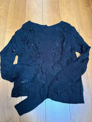 크로체 데미지 가공 V넥 니트 블랙