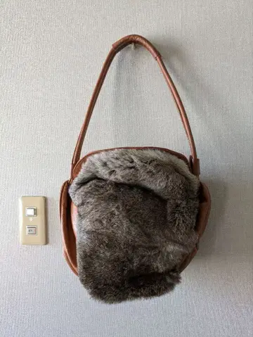 퍼 달린 가죽 숄더백 본 토끼털