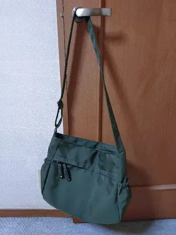 올리브 그린 숄더백