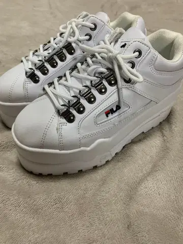 FILA 화이트 플랫폼 스니커즈