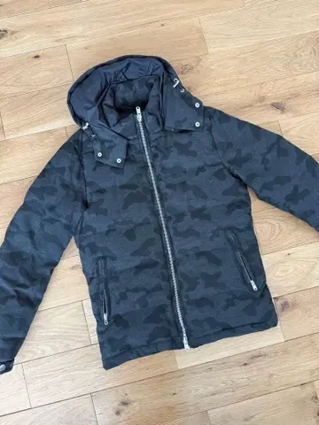 ships 블랙 카모 패턴 다운 자켓 후드 부착