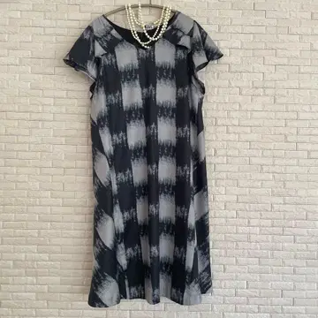 그레이와 블랙의 타이다이 패턴 반팔 원피스 (목걸이 별도 판매)
