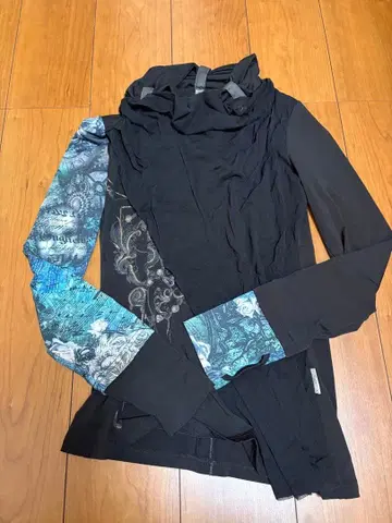 로젠 하이넥 티셔츠 블랙 블루