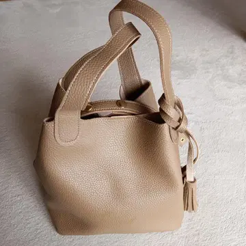 베이지 가죽 느낌 토트백 상자형