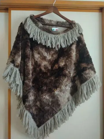 프린지 달린 브라운 퍼 판초