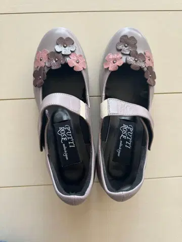 PUTTI ROSE 천연 가죽 플라워 장식 웨지솔 펌프스