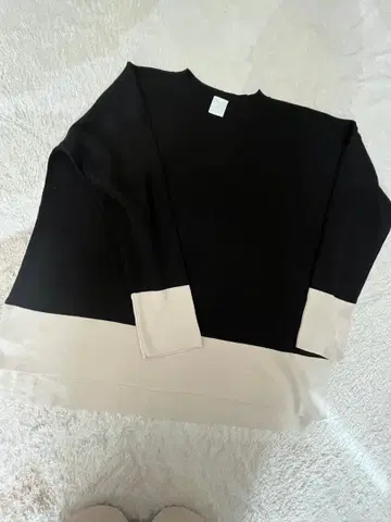 PUPULA 블랙과 베이지의 긴팔 니트