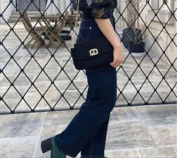 Liquem L 브로치 크로스 바디백 블랙