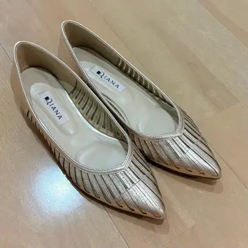 DIANA 골드 플랫 펌프스